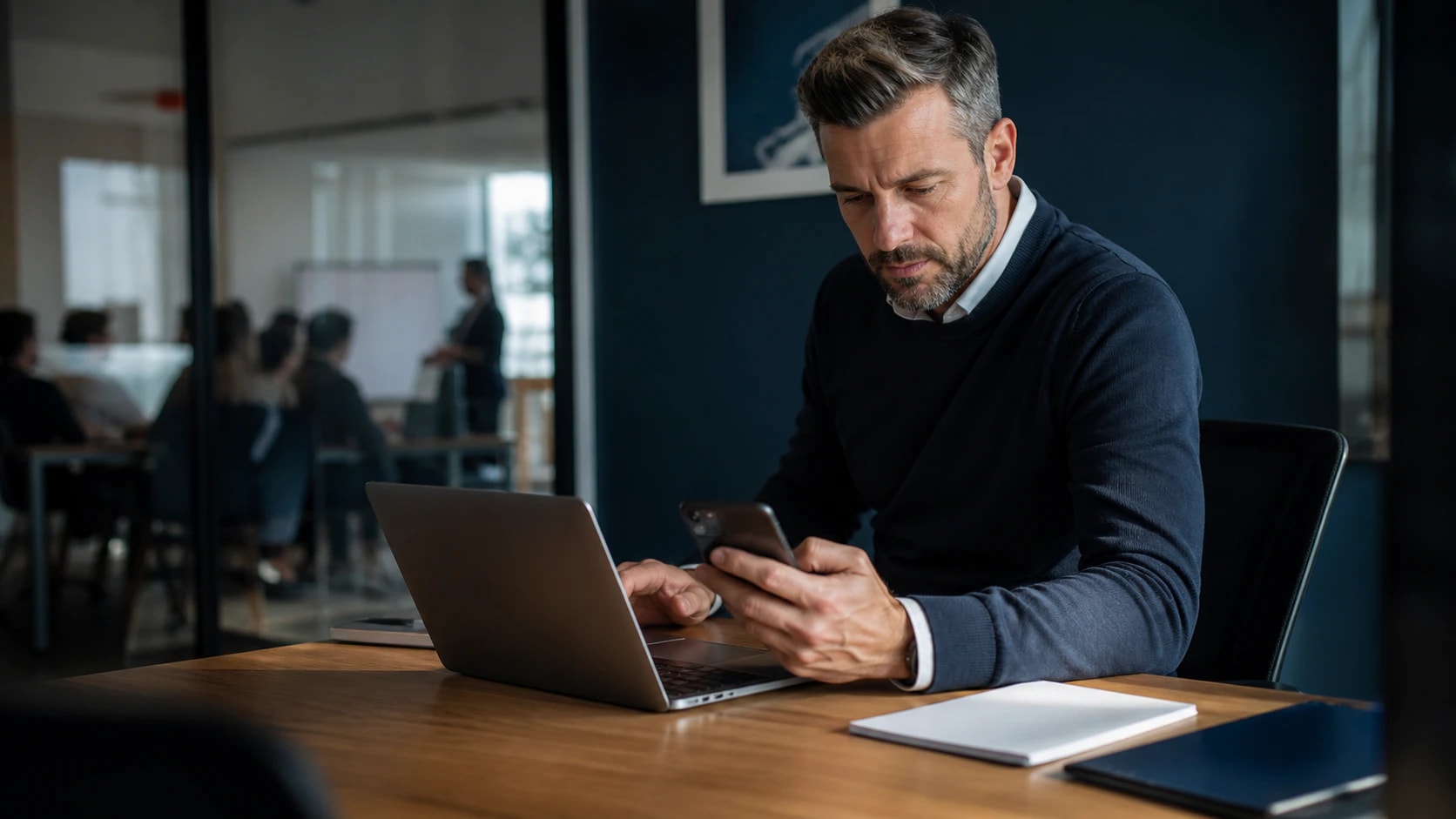 Responsable utilisant le logiciel et son téléphone pendant une session